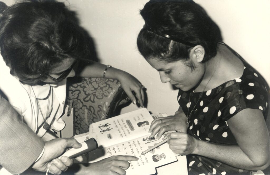 Profesora y orientadora de Radio ECCA enseñando a una alumna.