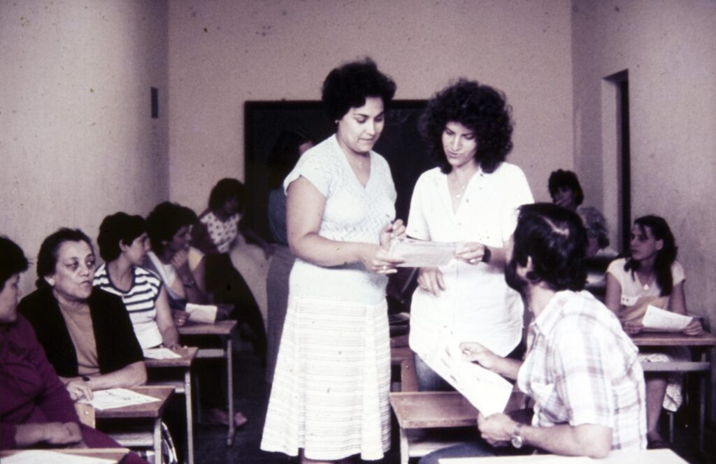 Tutoría presencial con alumnos de ECCA. Maestra con alumnos y alumnas.