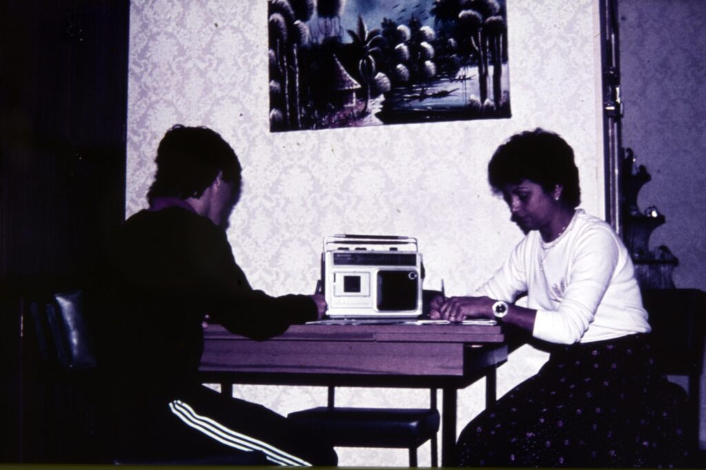 Alumnos de Radio ECCA estudiando a distancia desde su casa gracias al Sistema ECCA