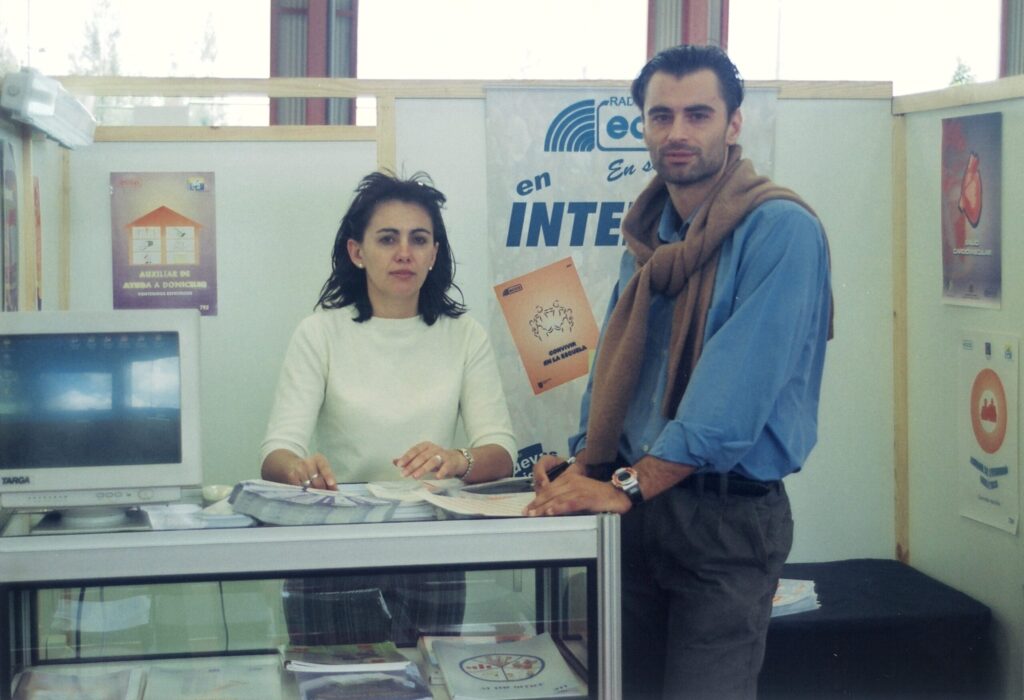 Feria en la que se muestran los Cursos ECCA en su nueva plataforma educativa.